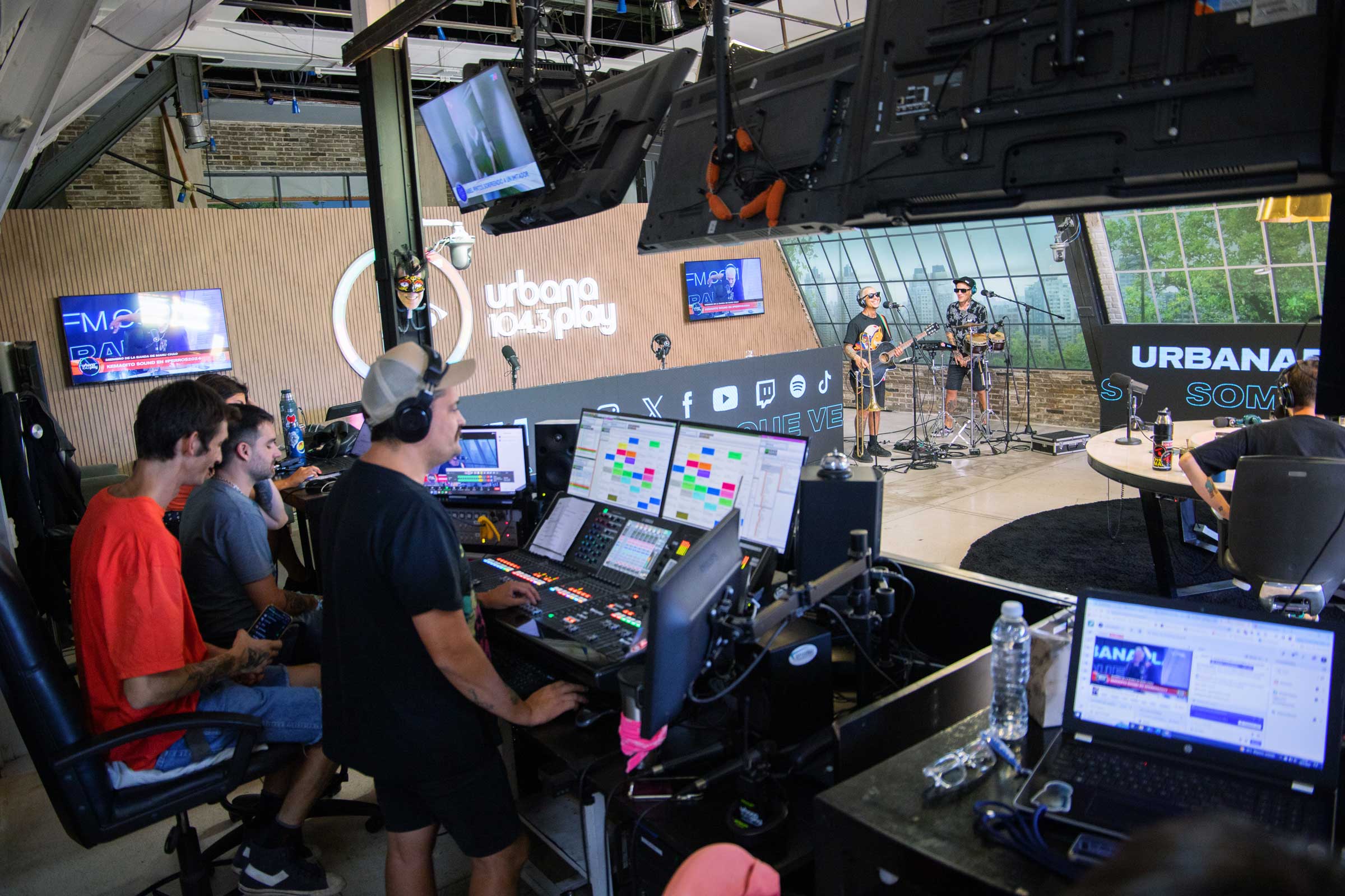 Kemadito Sound at Perros de la Calle with Andy